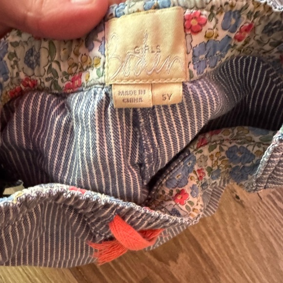 Mini Boden size 5 Striped Shorts with Red Drawstring - Picture 2 of 3